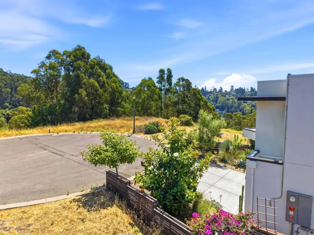 21 Jewel Court Oakland, CA 94611