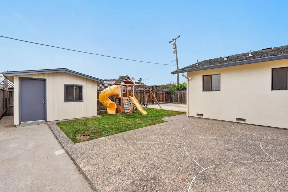 929 Lake Village Drive Watsonville, CA 95076
