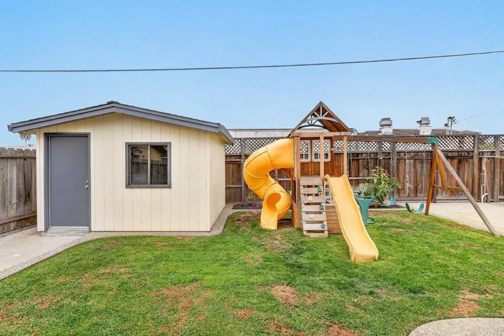 929 Lake Village Drive Watsonville, CA 95076
