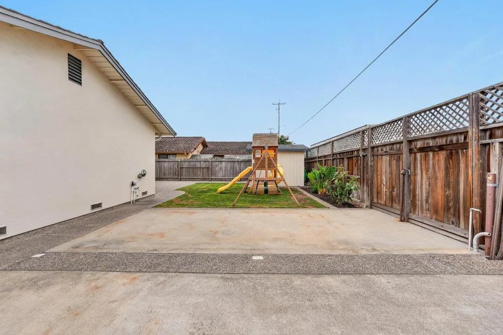 929 Lake Village Drive Watsonville, CA 95076