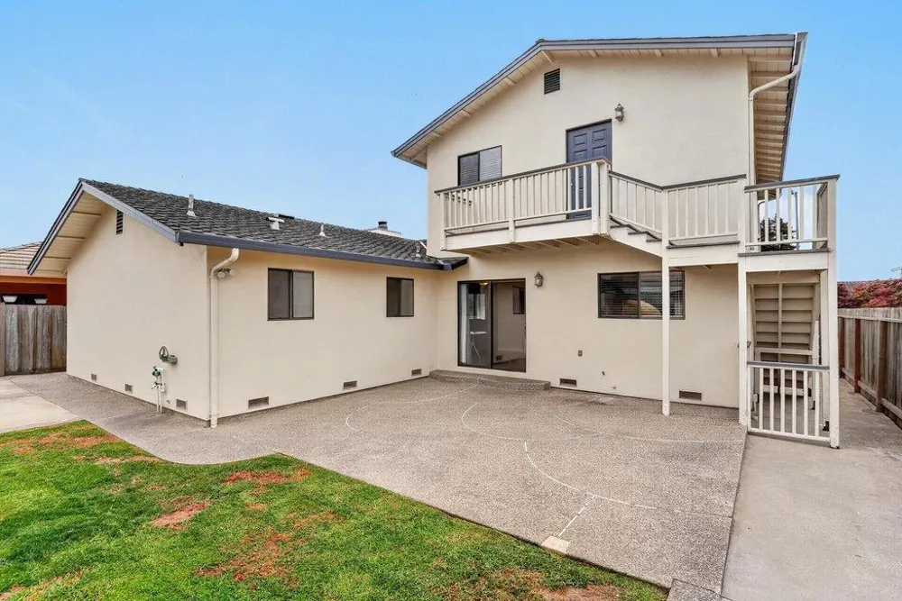 929 Lake Village Drive Watsonville, CA 95076