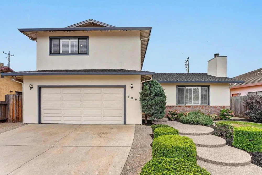 929 Lake Village Drive Watsonville, CA 95076