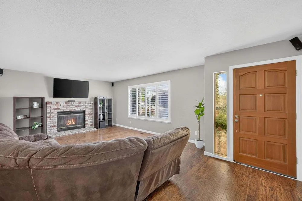 929 Lake Village Drive Watsonville, CA 95076