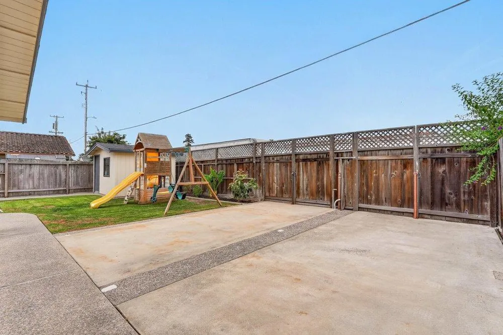 929 Lake Village Drive Watsonville, CA 95076