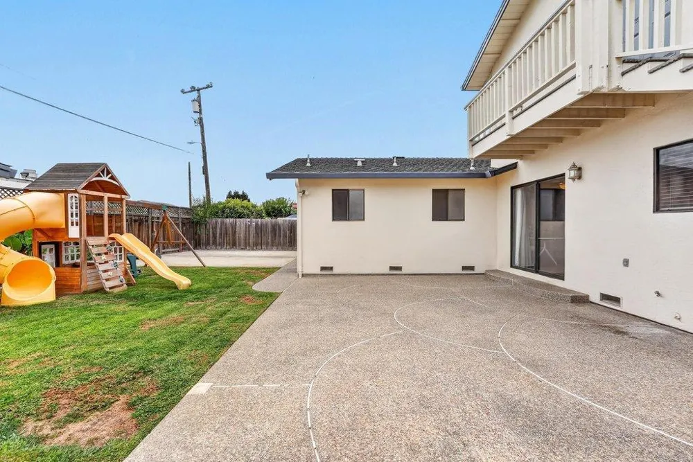 929 Lake Village Drive Watsonville, CA 95076