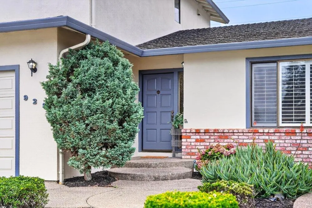 929 Lake Village Drive Watsonville, CA 95076