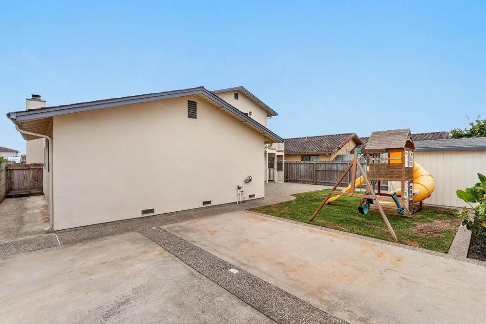 929 Lake Village Drive Watsonville, CA 95076