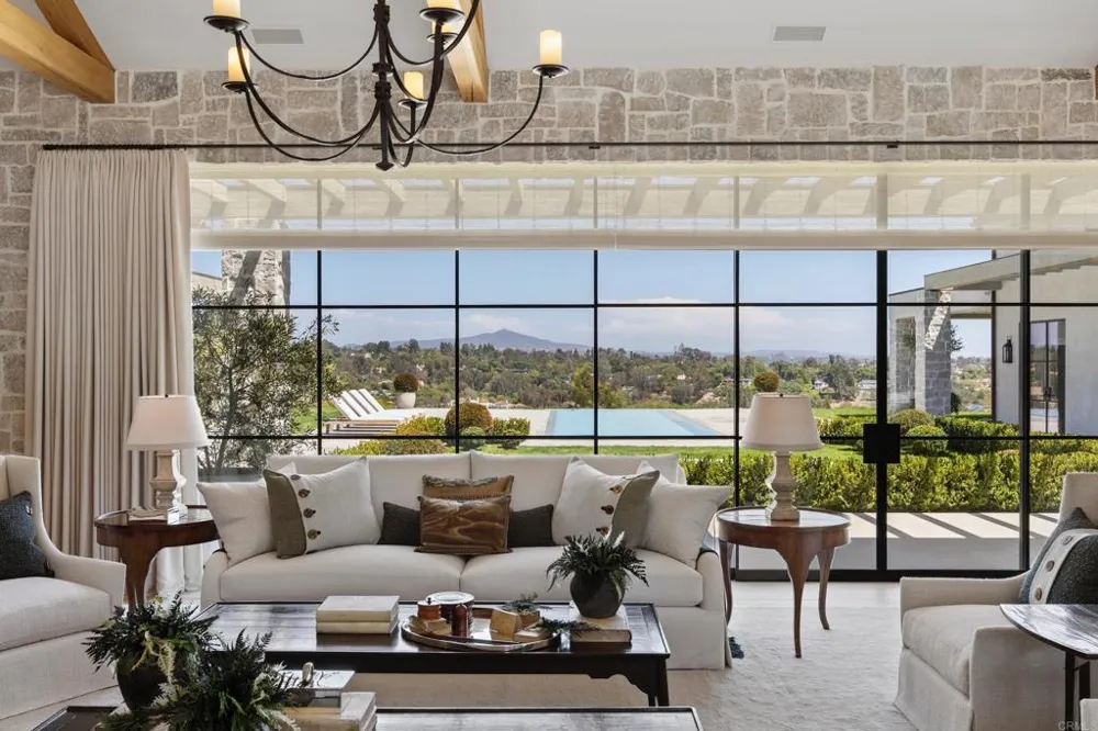 17845 Via De Fortuna Rancho Santa Fe, CA 92067