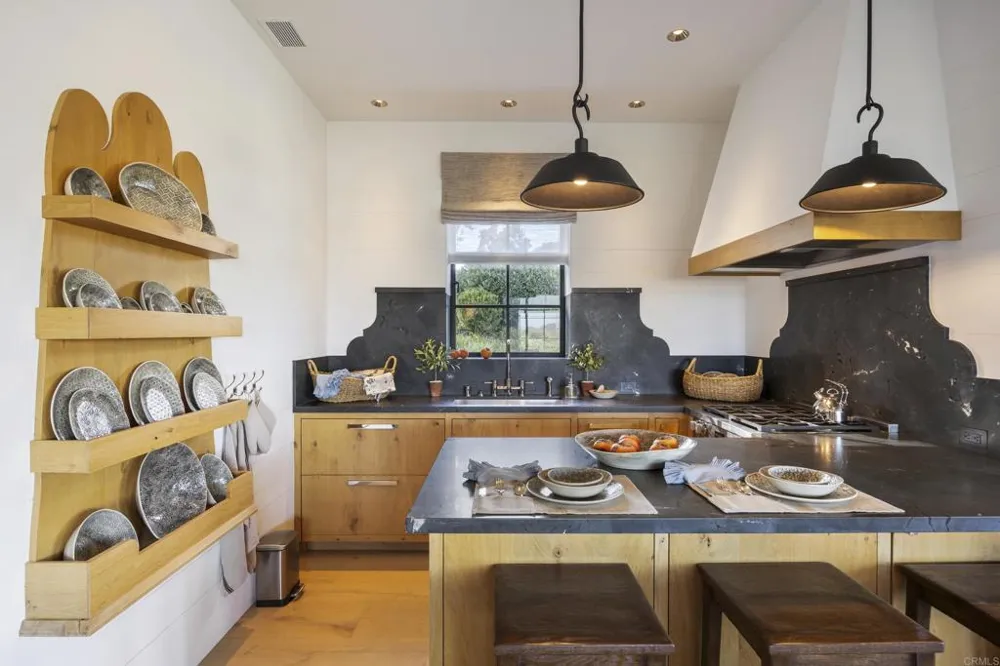 17845 Via De Fortuna Rancho Santa Fe, CA 92067
