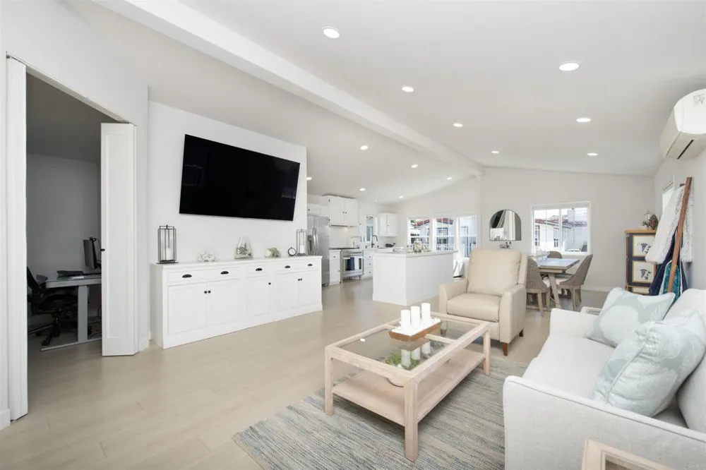 6503 Friendly Carlsbad, CA 92011