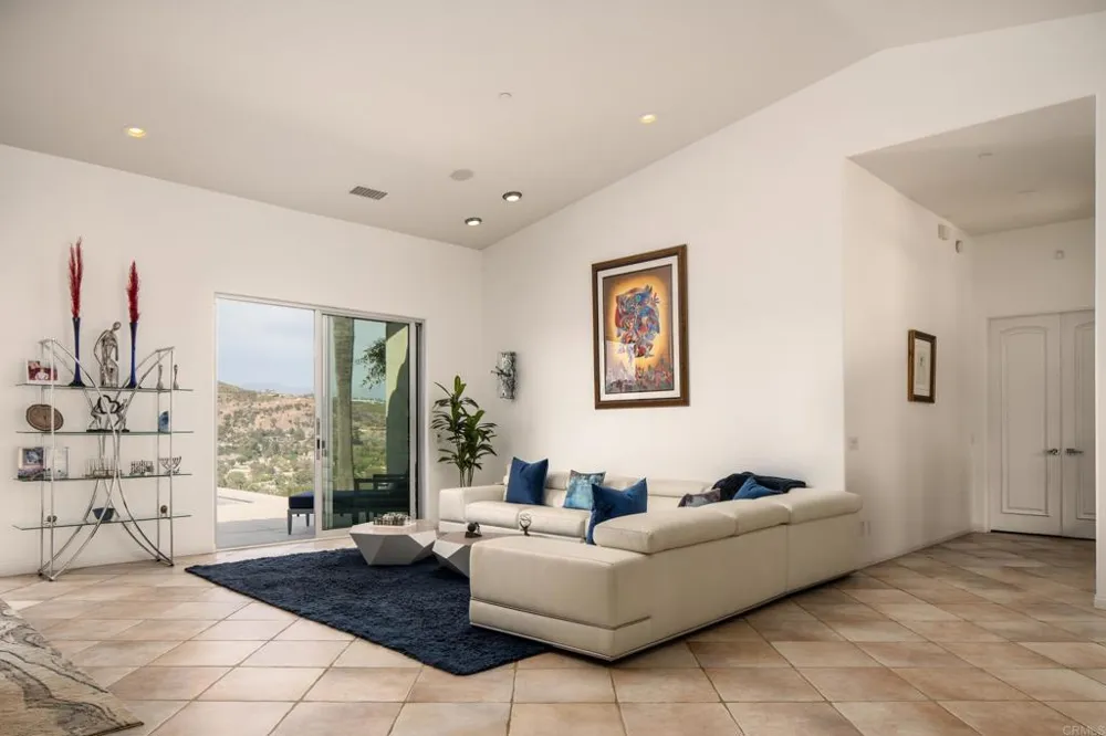 30330 Via Maria Elena Bonsall, CA 92003