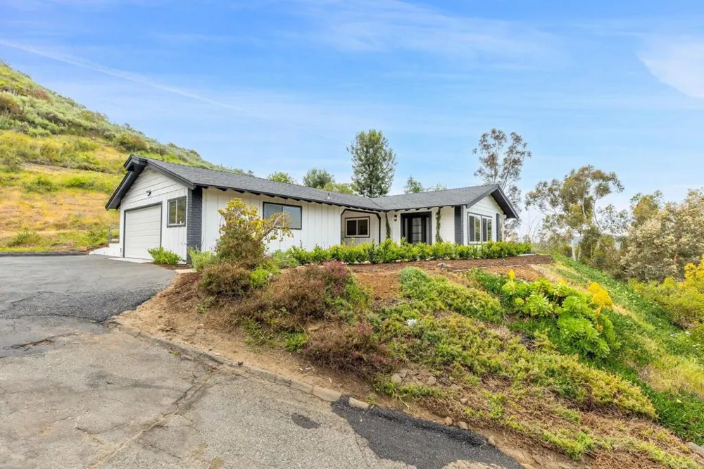 3346 Laurashawn Lane Escondido, CA 92026