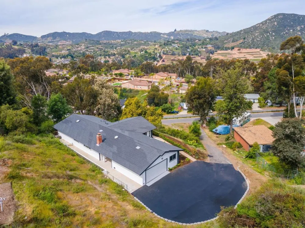 3346 Laurashawn Lane Escondido, CA 92026