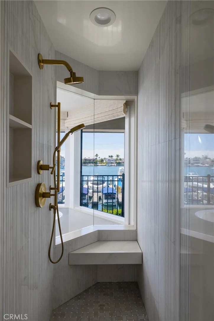 2572 Bayshore Drive Newport Beach, CA 92663