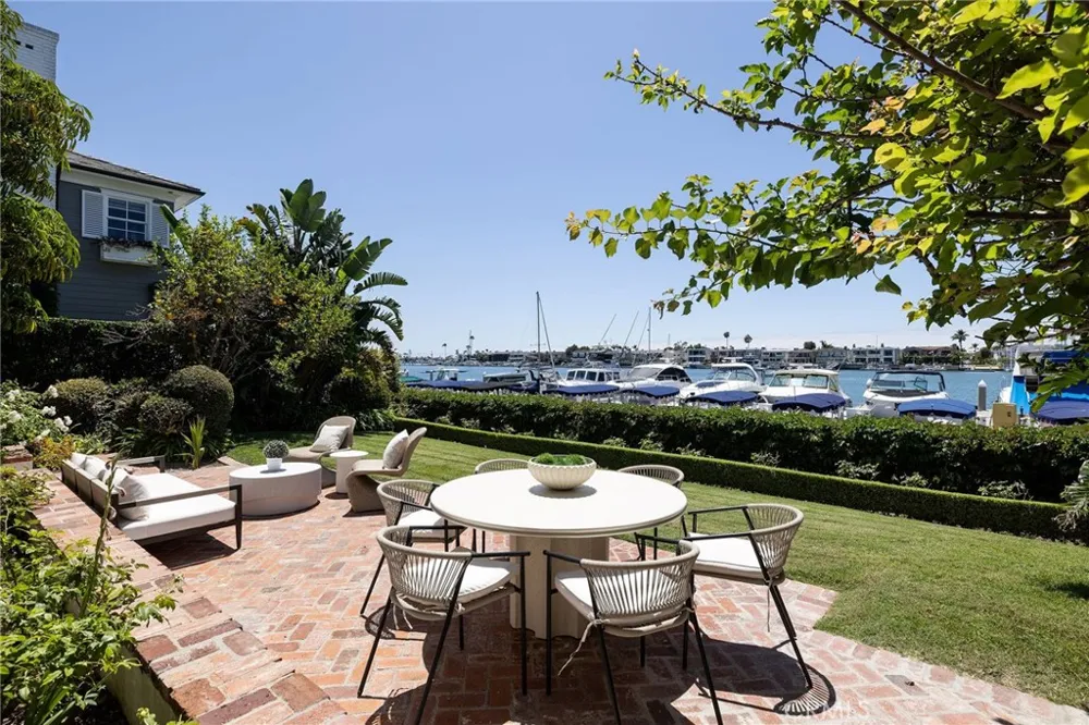 2572 Bayshore Drive Newport Beach, CA 92663