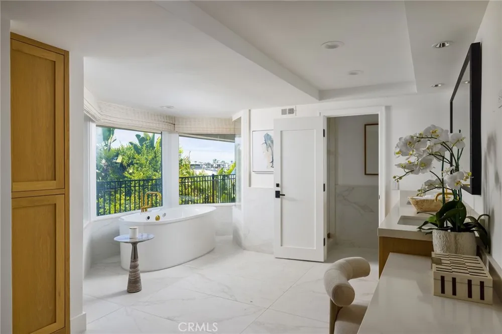 2572 Bayshore Drive Newport Beach, CA 92663