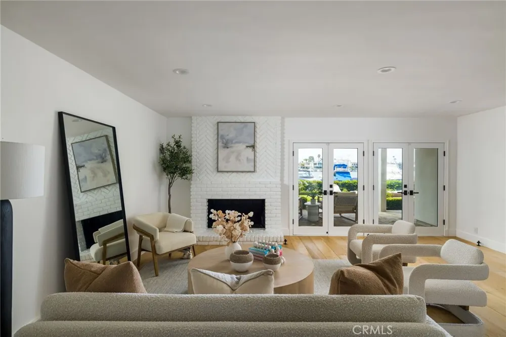 2572 Bayshore Drive Newport Beach, CA 92663