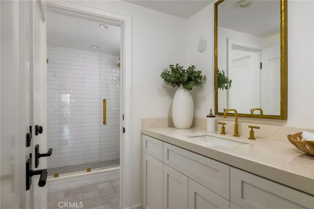 2572 Bayshore Drive Newport Beach, CA 92663