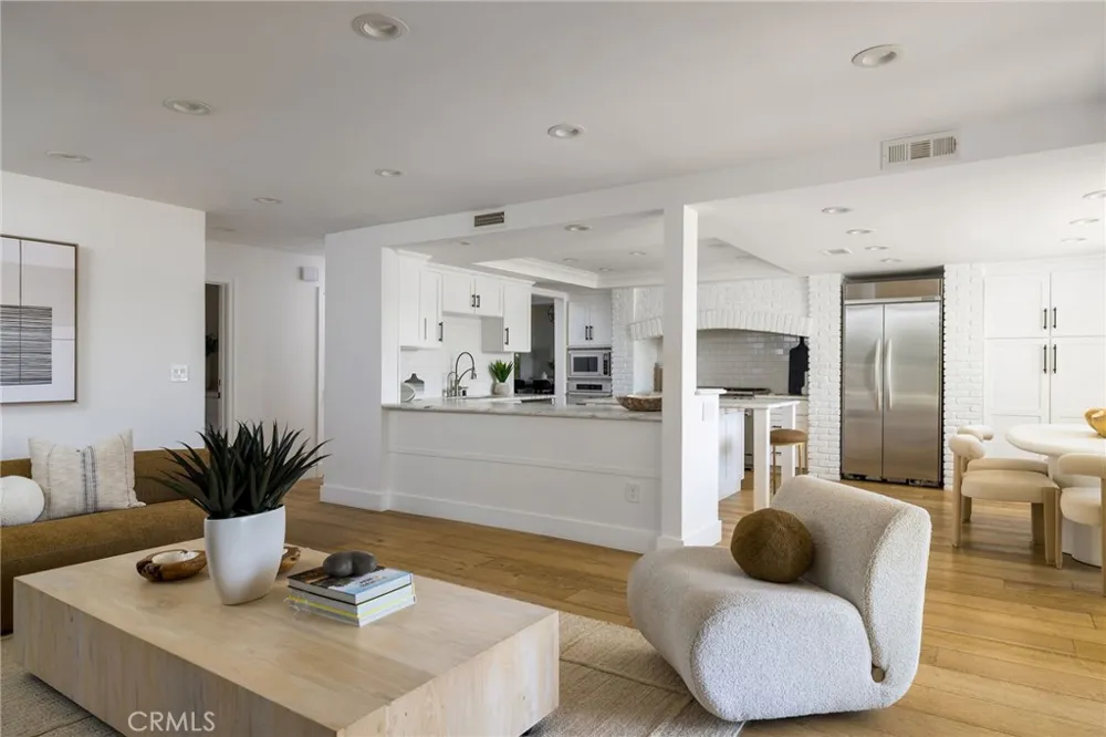 2572 Bayshore Drive Newport Beach, CA 92663