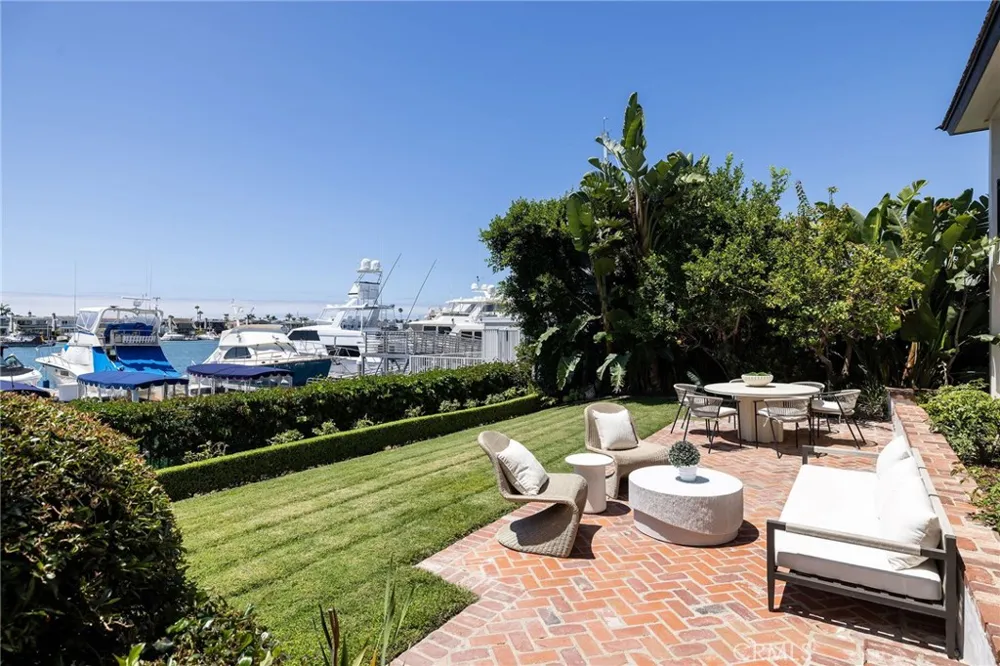 2572 Bayshore Drive Newport Beach, CA 92663
