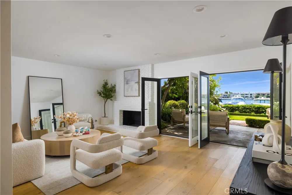 2572 Bayshore Drive Newport Beach, CA 92663
