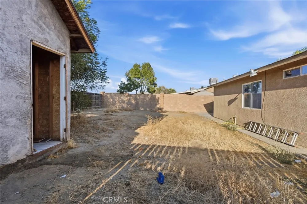 676 E Bobbi Avenue Earlimart, CA 93219