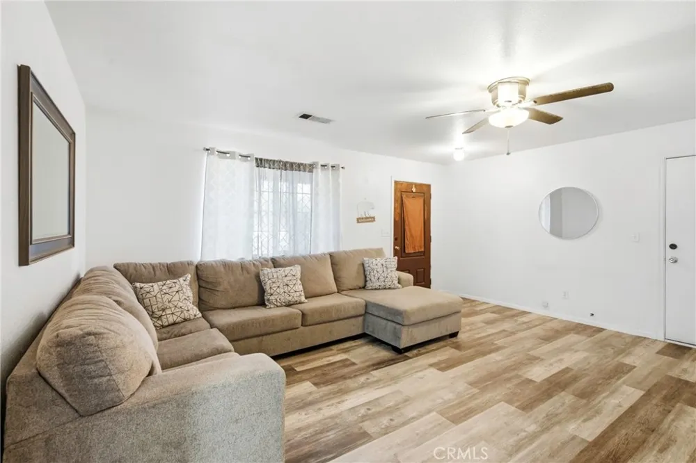 676 E Bobbi Avenue Earlimart, CA 93219