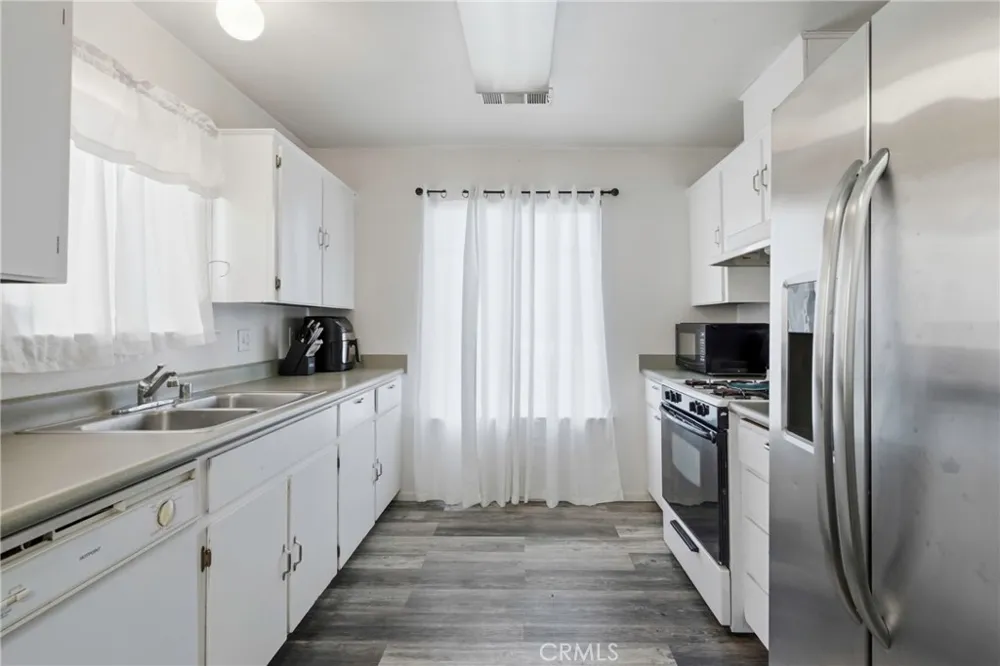 676 E Bobbi Avenue Earlimart, CA 93219