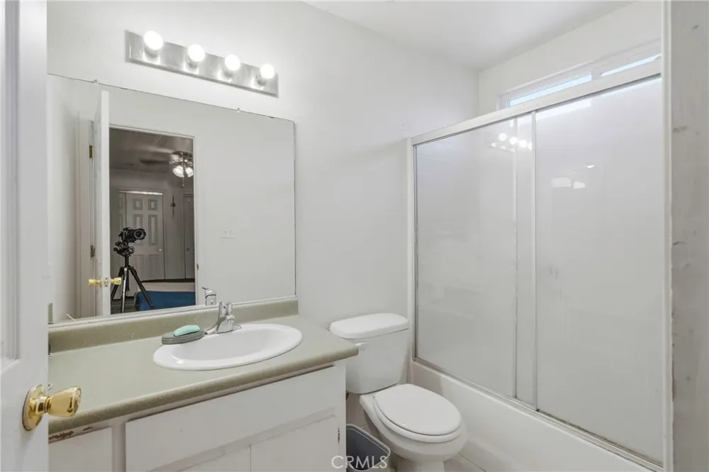 676 E Bobbi Avenue Earlimart, CA 93219