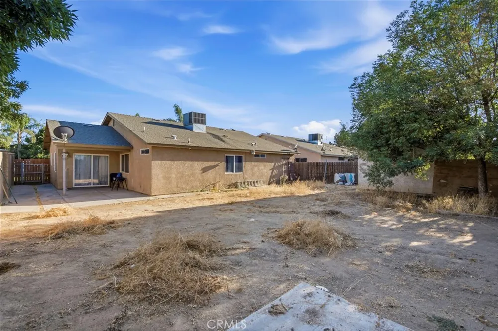 676 E Bobbi Avenue Earlimart, CA 93219