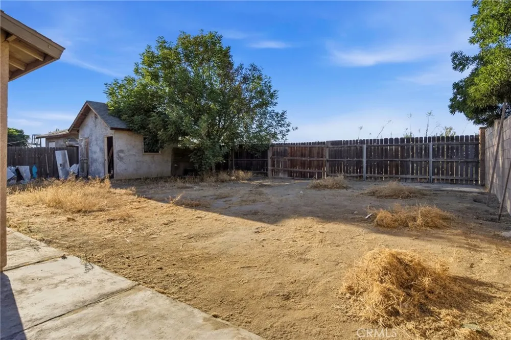 676 E Bobbi Avenue Earlimart, CA 93219