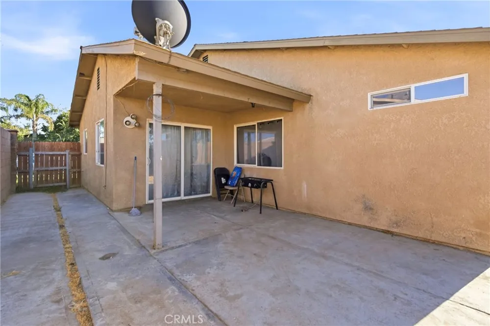 676 E Bobbi Avenue Earlimart, CA 93219