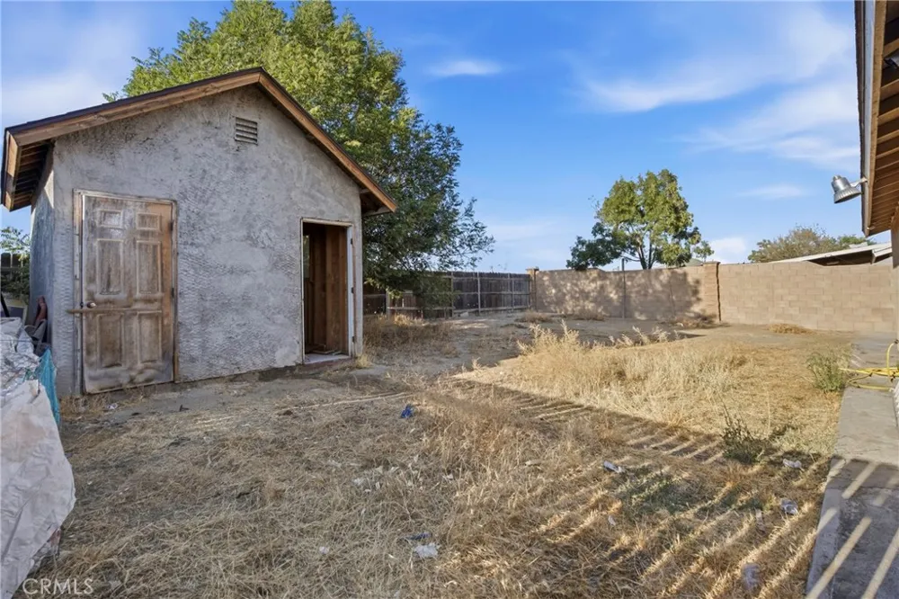 676 E Bobbi Avenue Earlimart, CA 93219