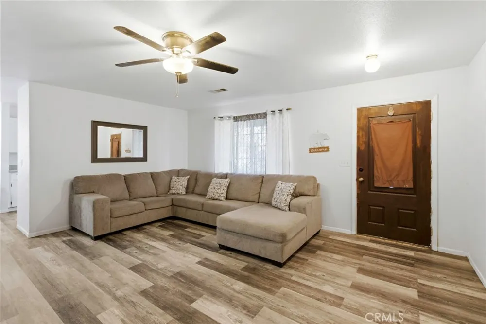 676 E Bobbi Avenue Earlimart, CA 93219