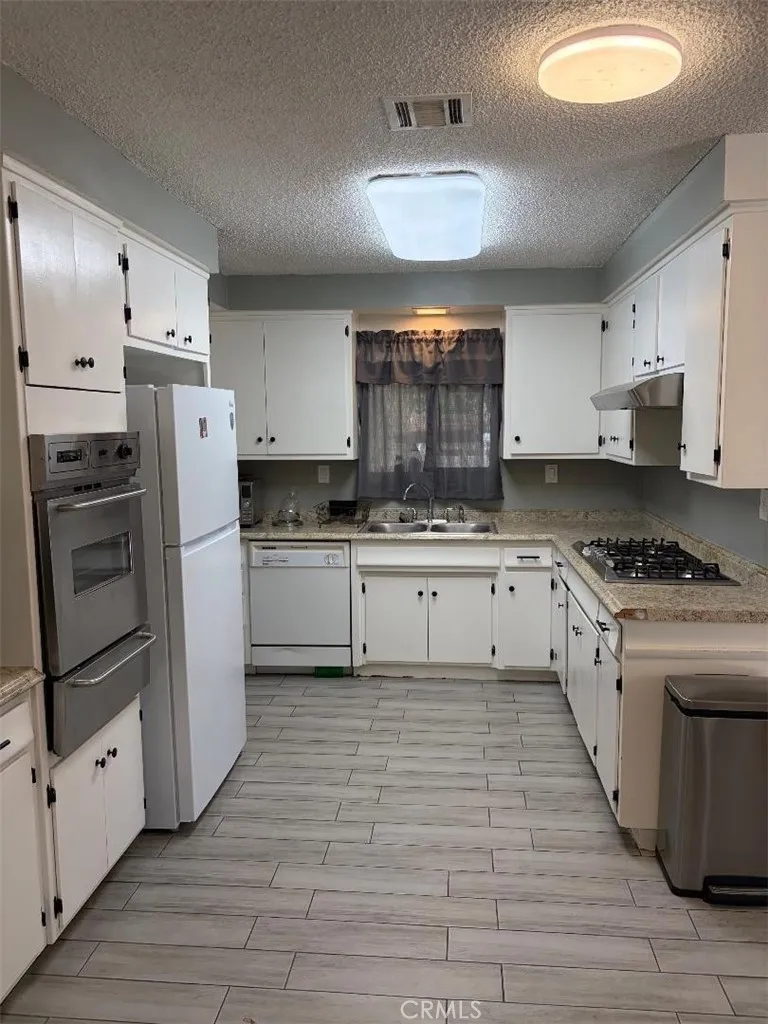 15034 Apple Valley Apple Valley, CA 92307