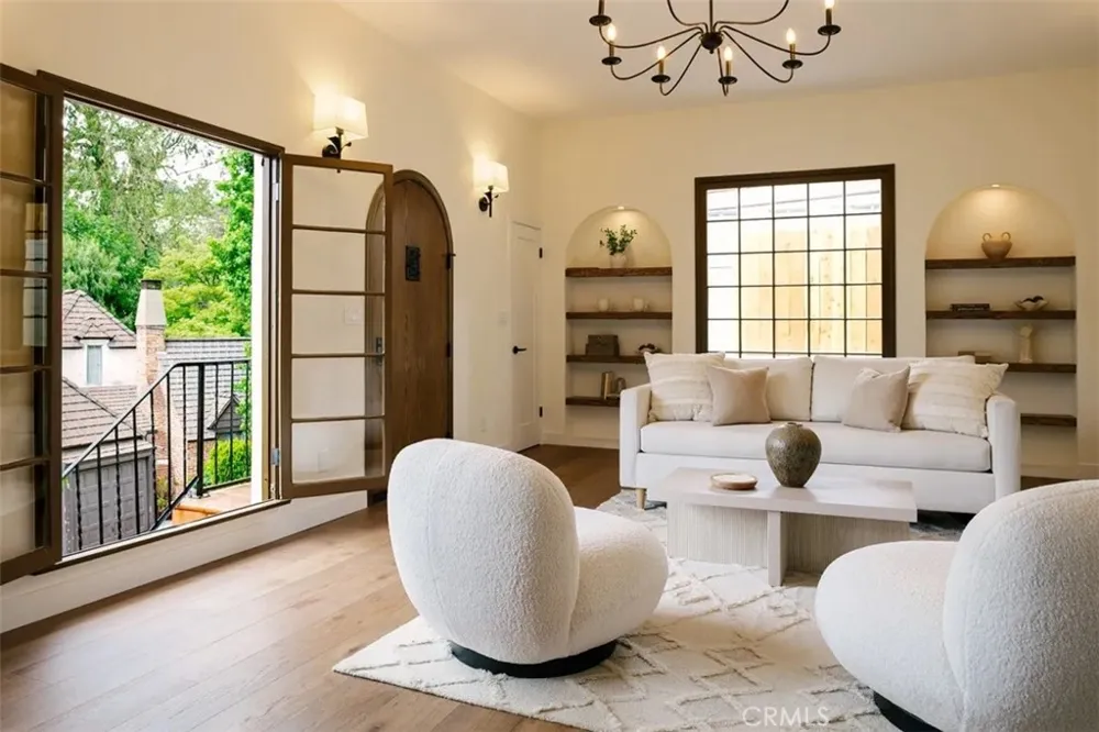 2050 Las Palmas Avenue Los Angeles, CA 90068
