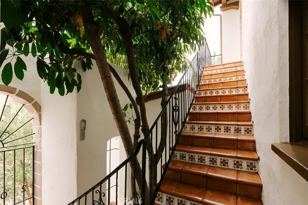 2050 Las Palmas Avenue Los Angeles, CA 90068