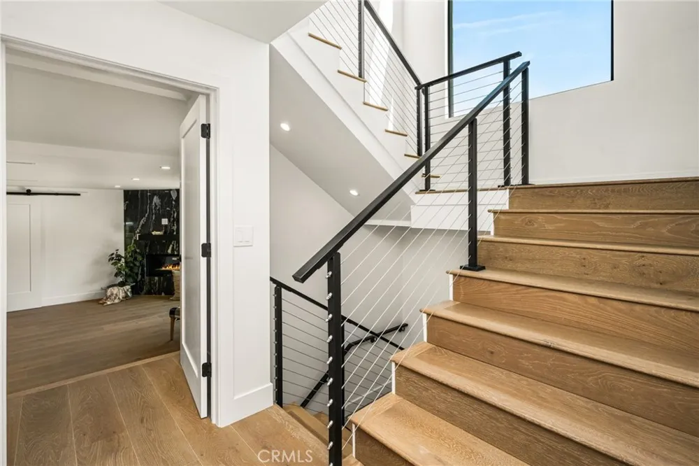 3566 Beverly Glen Sherman Oaks, CA 91423