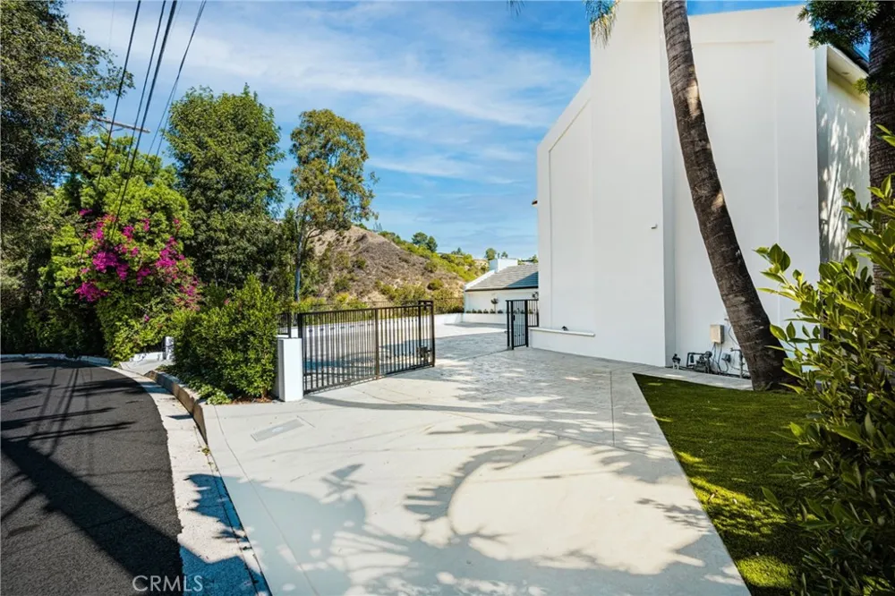 3566 Beverly Glen Sherman Oaks, CA 91423