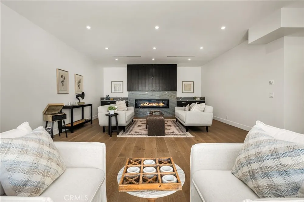 3566 Beverly Glen Sherman Oaks, CA 91423
