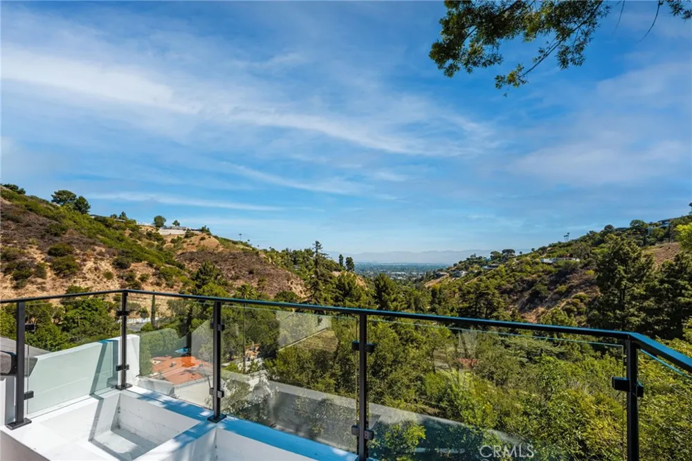 3566 Beverly Glen Sherman Oaks, CA 91423