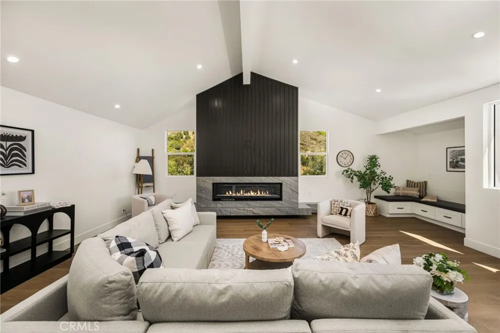 3566 Beverly Glen Sherman Oaks, CA 91423