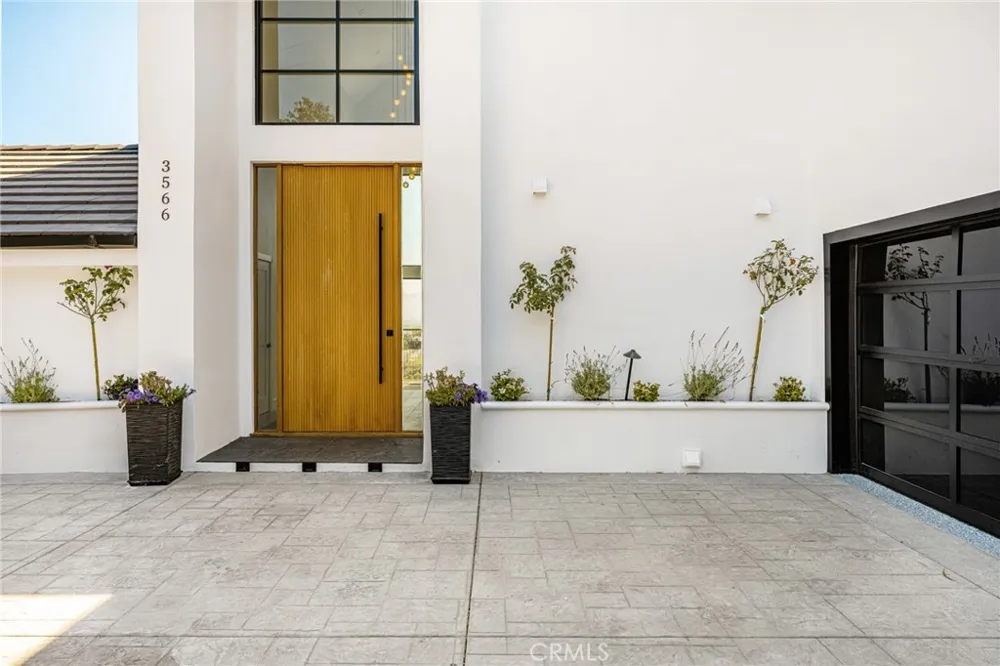3566 Beverly Glen Sherman Oaks, CA 91423