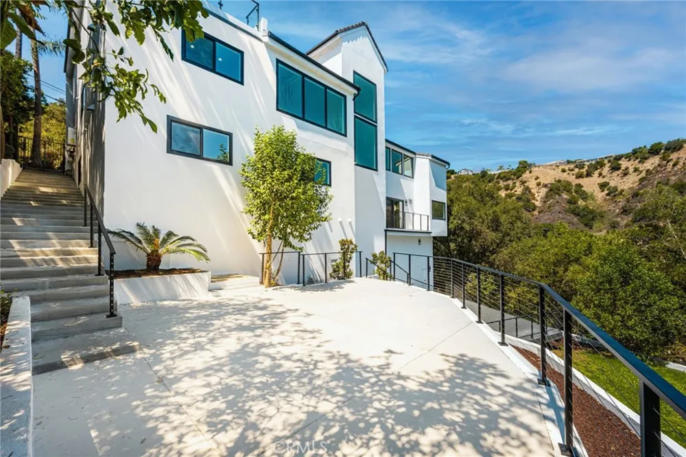 3566 Beverly Glen Sherman Oaks, CA 91423