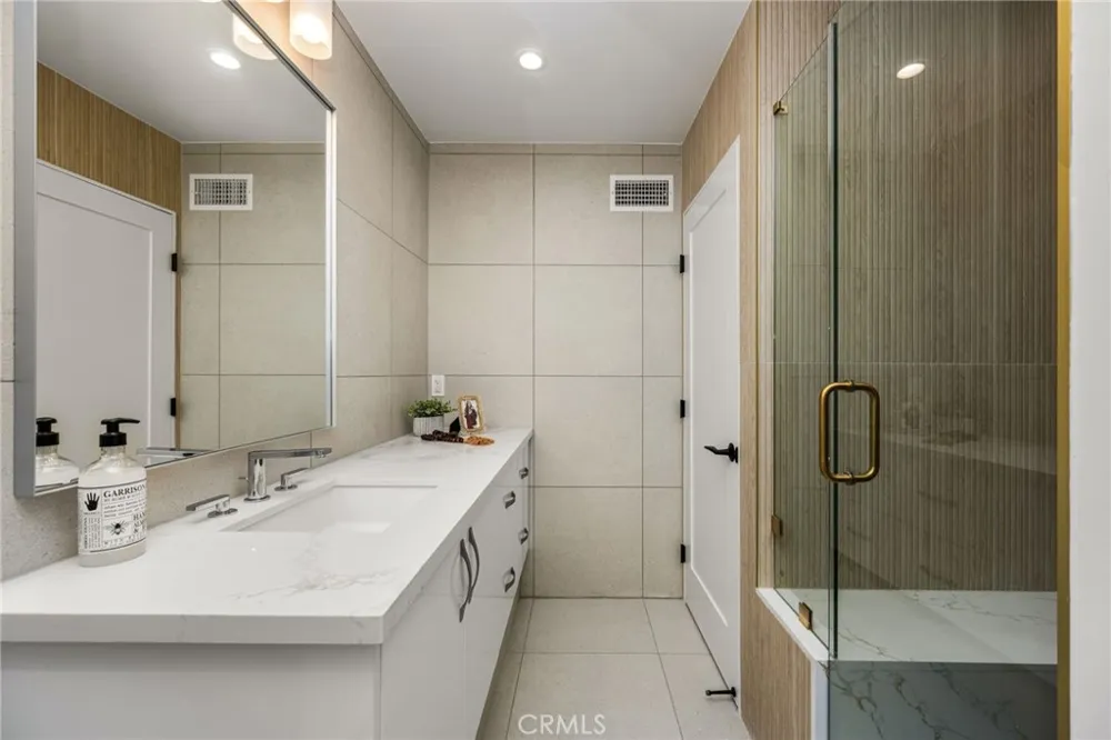 3566 Beverly Glen Sherman Oaks, CA 91423
