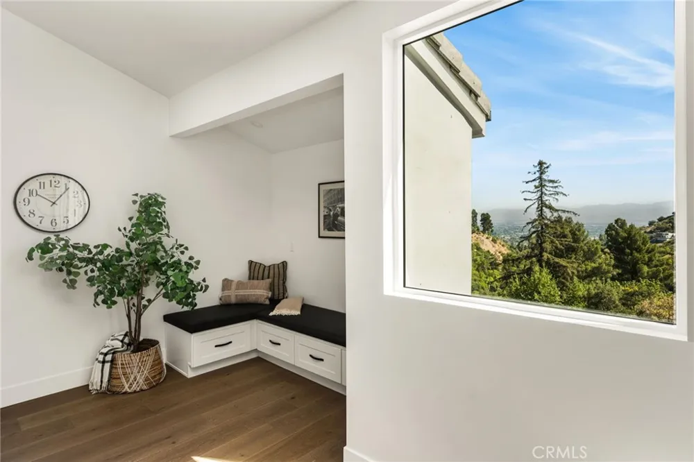 3566 Beverly Glen Sherman Oaks, CA 91423