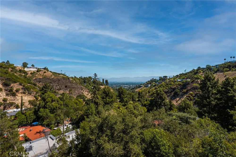 3566 Beverly Glen Sherman Oaks, CA 91423