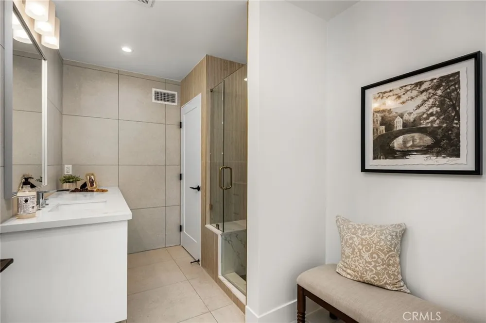 3566 Beverly Glen Sherman Oaks, CA 91423