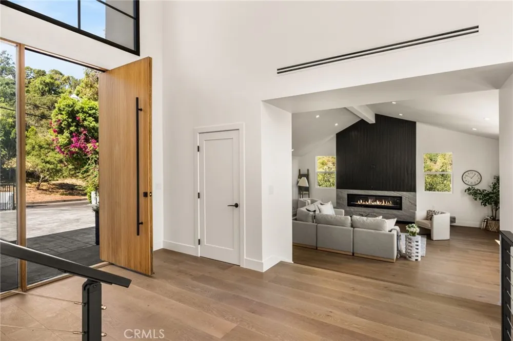 3566 Beverly Glen Sherman Oaks, CA 91423