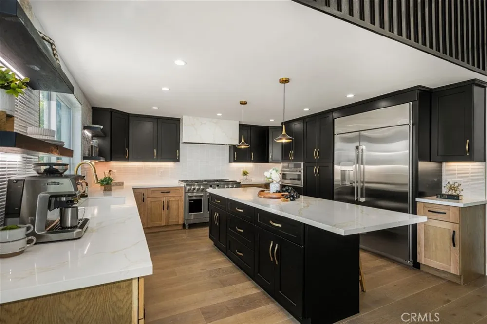 3566 Beverly Glen Sherman Oaks, CA 91423
